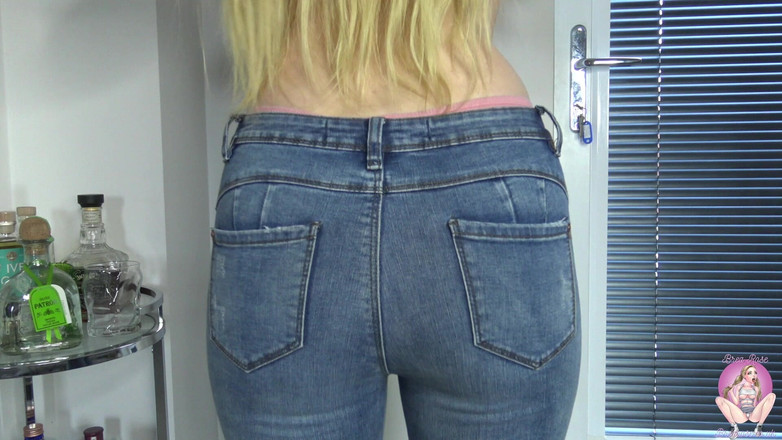 Brea Rose: 穿着牛仔裤的丁字裤