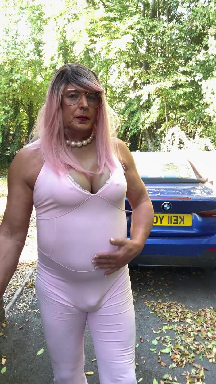 Kellycd2022: Crossdresser Kellycd2022 穿着粉色连身衣和高跟鞋