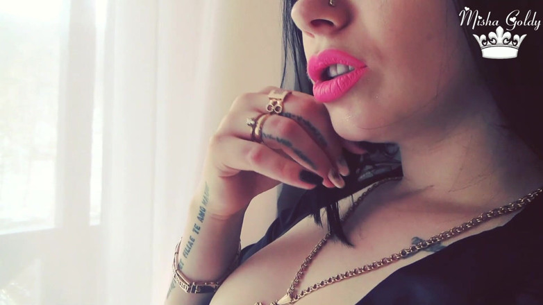 Goddess Misha Goldy: Lápiz labial rosa neón