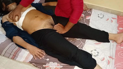 Queenrima: Nevlastní sestra uklízecí koupelnu chytila kundičku a šukala