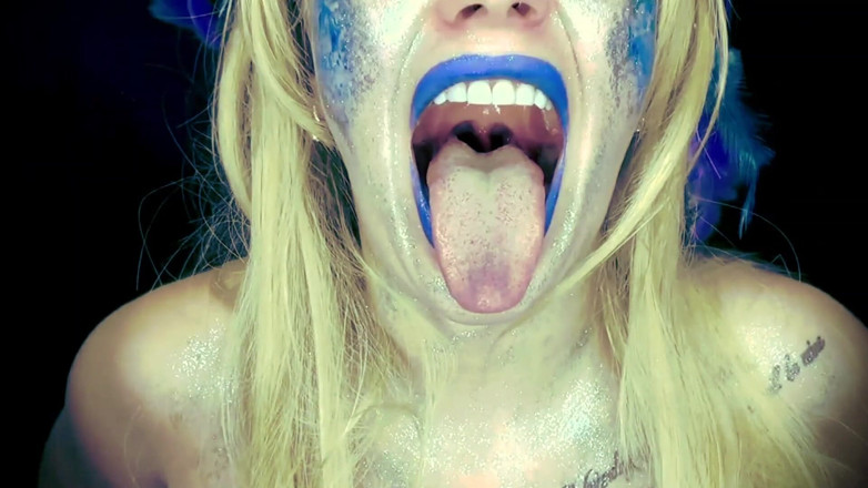 Goddess Misha Goldy: Wrede sirene zal je schrikken en levend slikken
