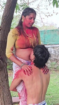 Pasangan desi India panas beromen istimewa Holi