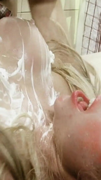 Scenă cu mâncare amuzantă - 3 milf blondă țâțoasă se bucură de o ejaculare înăuntru în bucătărie