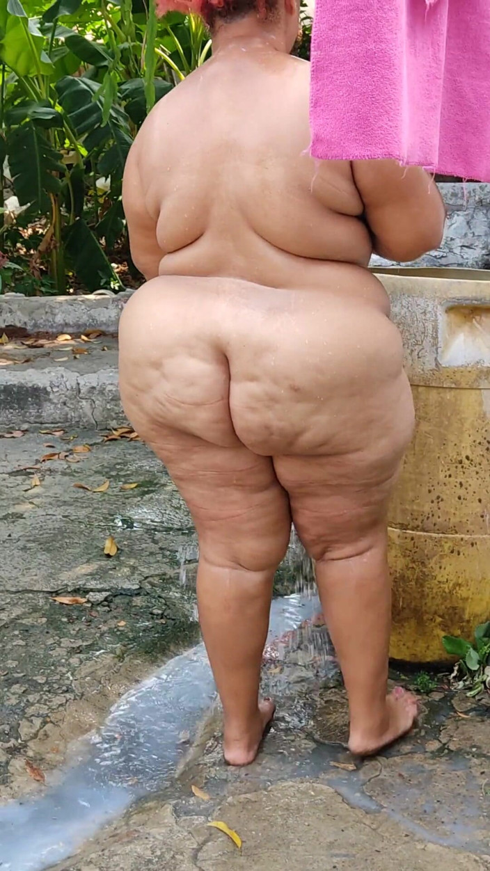 Gordita Culo Rico: Il mio figliastro mi spia mentre faccio il bagno nel...