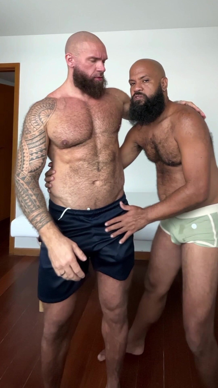 Tio Barbudo: Big Bearded Bear Hookup