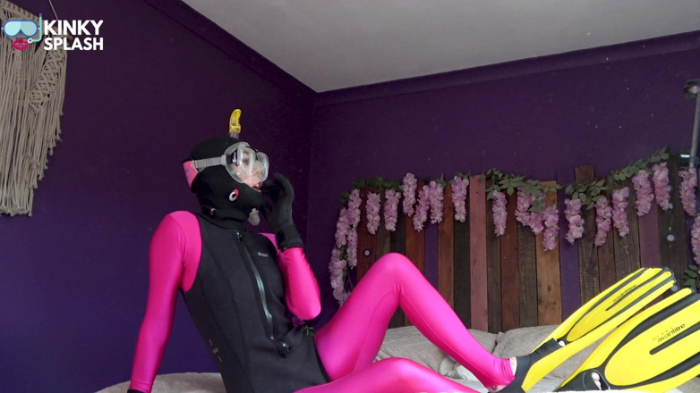UKCuteGirl Lucy Lauren: Sut ketidakliruan Ejen Lucy Neoprene &amp; Satin Misi Sut
