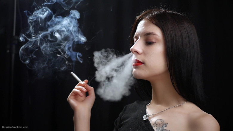 Russian Smokers: Štíhlá kočka kouří dvě reds