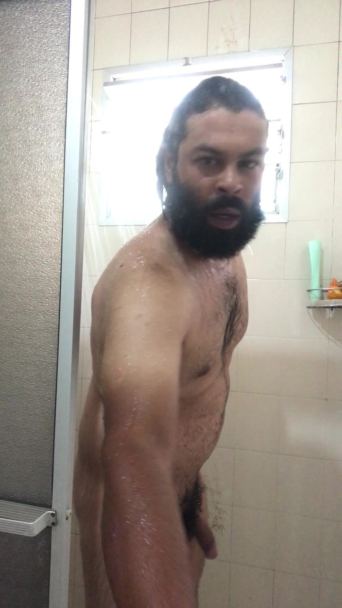 i7Bernard: Casă nouă, buchete de struguri, chiloții vecinilor, duș.