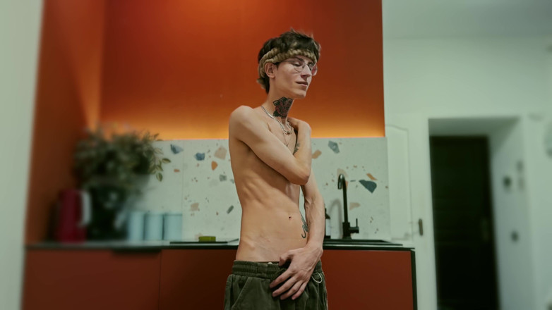 HotDogs studio: Twink si diverte nella cucina dello studio