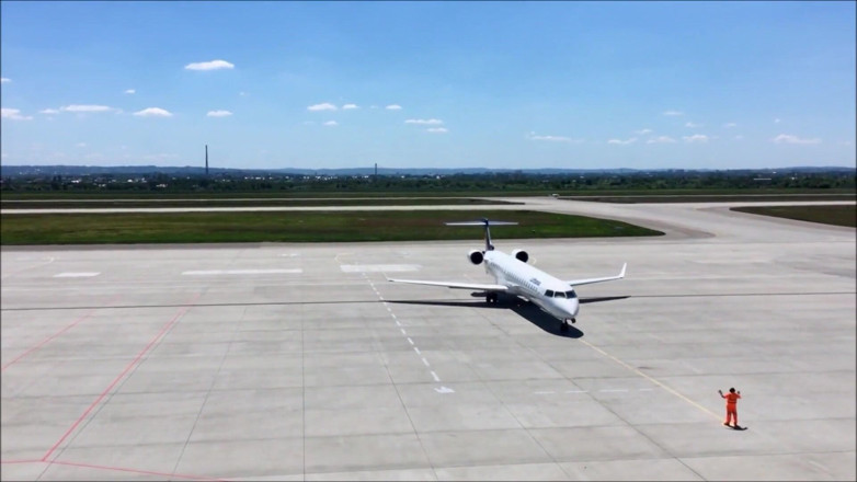 Deutschland Porno X: Aeromoça alemã gostosa gosta de foder com força
