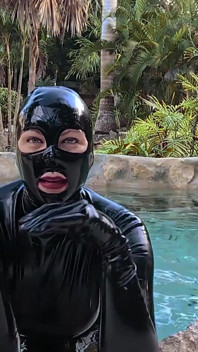 Adora la tua dea di gomma in piscina