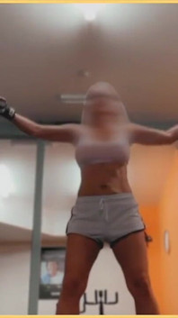 Evli kadın spor salonunda ateşli ve seksi oluyor
