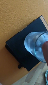 Ze drinkt 11 ladingen verzameld sperma uit een glas