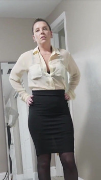 Esposa caliente tiene la oportunidad de un ascenso