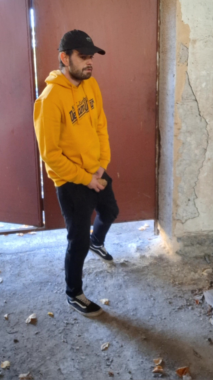 jerkofflover: 在废弃工厂的户外和大厅内自慰