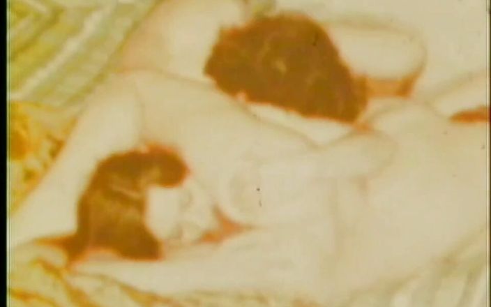 Vintage Usa: लेस्बियनों की तीन लोगों वाली चुदाई चूत चाटना विंटेज चूत की चुदाई