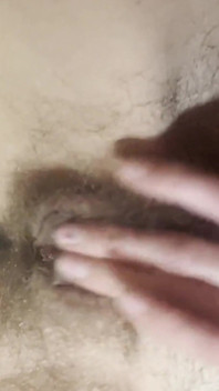 Maestra se masturba su coño peludo y mojado durante el descanso