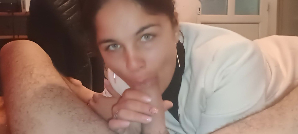 Ionut899: Ik word 's ochtends wakker als stiefvader aan een lul zuigt...