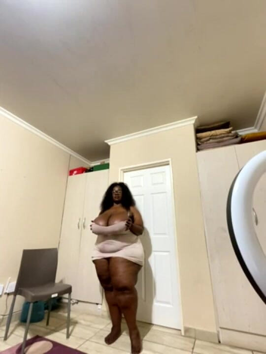 Legendary Booty Overdose: Lactação bbw chupando seus peitos leitosos