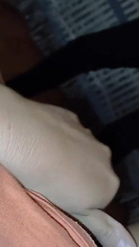 我们在晚上偷偷自慰，这样我们的父母就不会抓住我们