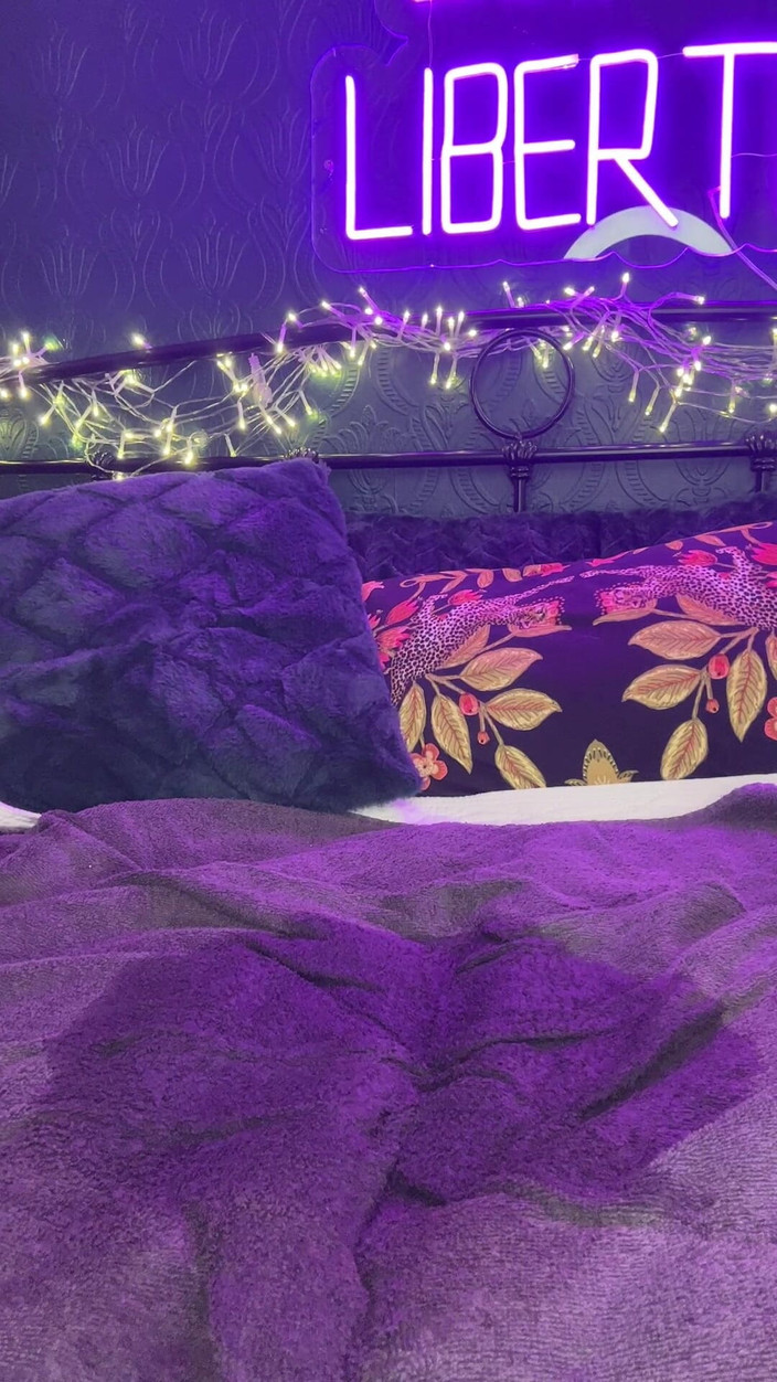 Lustful Libertines: ग्रे लेगिंग, धारा निकलना गीला