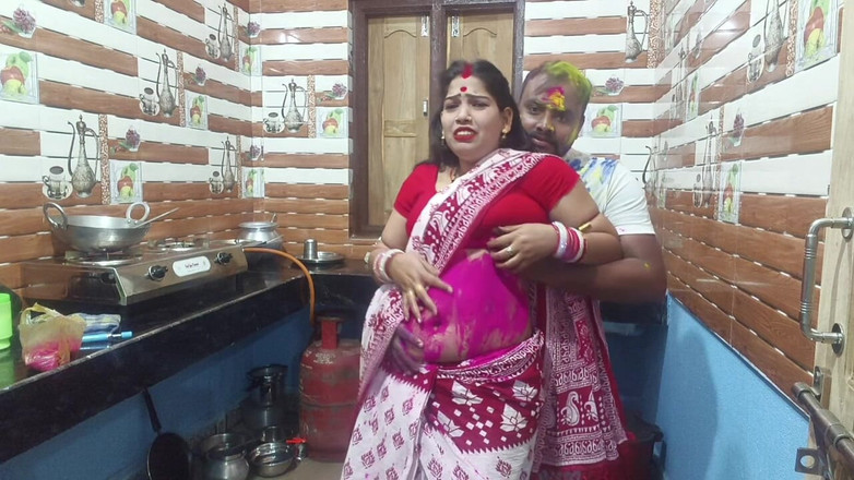 Sona bhabhi: सुंदर बंगाली भाभी अपने पड़ोसियों के साथ होली विशेष का मजा लेती हैं, हिंदी में बहुत सारे रंग लागू करती हैं