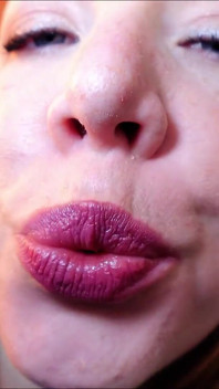 Giantess Slurping - ไม่มีทางหนีจากการดูดริมฝีปากอวบๆ