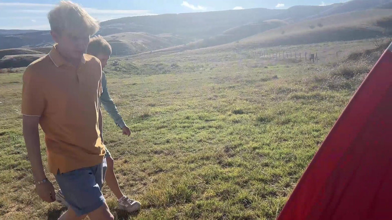 Ethan Lestray: 森のテントで継父はセックスのために二人の学生を誘惑した