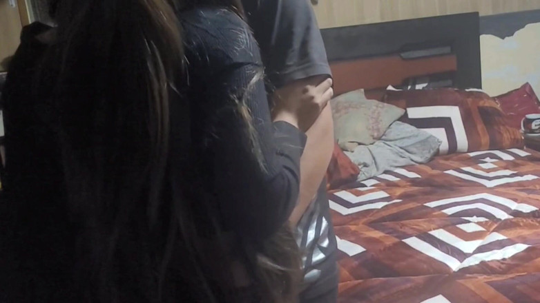Astrid Cute: 和我在夜总会认识的可爱19岁女孩的深夜性爱 第1部分