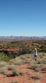 カリフォルニアの山で自慰行為をしているアメリカのブロンドの若い熟女