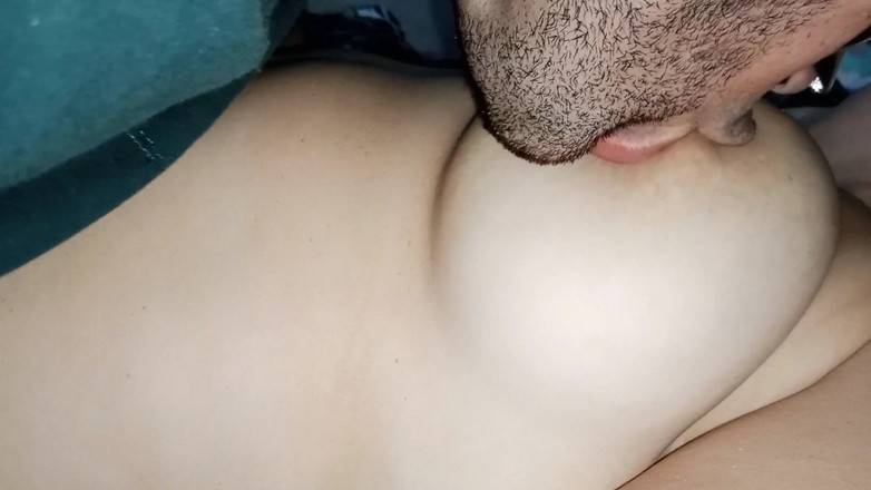 Kriztalyaram: 夫は私の天然の大きなおっぱいと勃起した乳首にさまざまなおやつを乗せて吸います