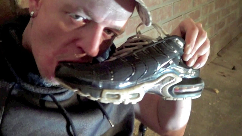 Sneaker gay: Секс-видео в пробежке в подполье Парижа с чешуйчатыми пареньками