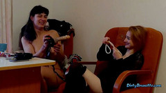Dirty Brunette: Dvě dívky v zákulisí se baví