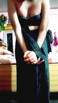 Hintli eşcinsel travesti gaurisissy balck sari xxx sekste büyük göğüslerine bastırıyor