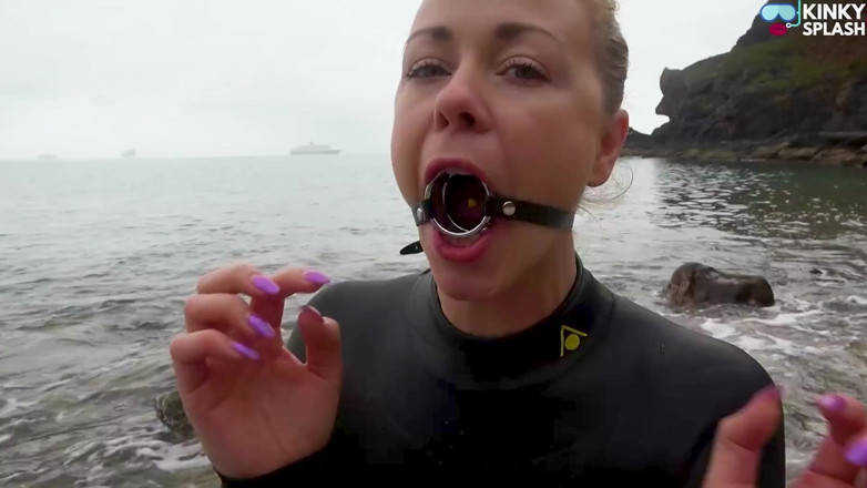 UKCuteGirl Lucy Lauren: Neopreno torcedura mojada y amordazada en el mar
