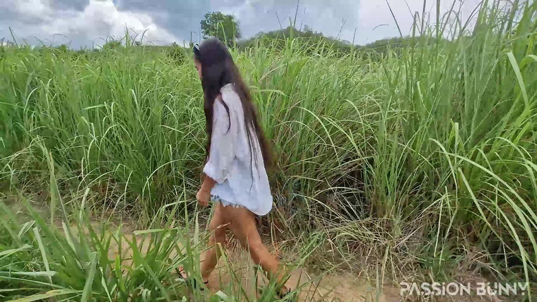 PassionBunny: Memek sempit cewek ini lagi asik kencing di tempat umum...