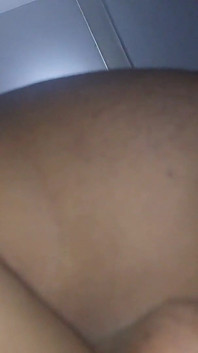 Il mio cornuto mi lascia solo con il suo amico e scopiamo deliziosi