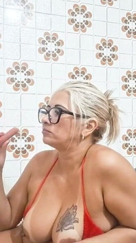 Elle s’enfile des godes dans la chatte et pisse