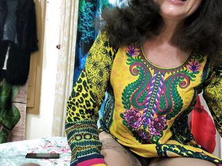 Bolly Karma: Videoclip sexual nerușinat cu mamă sexy pe cameră web