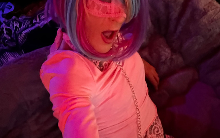 Cassy cash: Cassy Cash se caresse la bite et joue avec son...