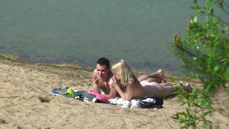 Lucky Perverts: La bionda e il suo uomo vengono filmate mentre scopano
