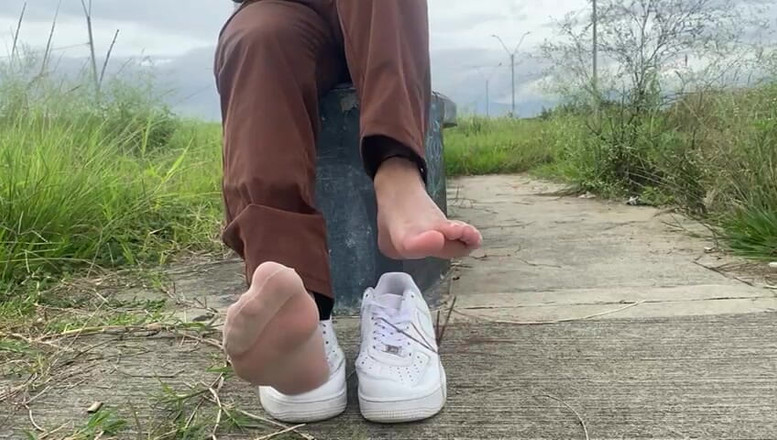 Mr Feet Colombia: ELA FAZ A BARBA DOS SAPATOS EM PÚBLICO E COLOCA...