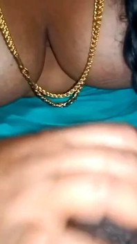 Chica india del pueblo mamando