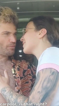 La Ragazza Della Porta Accanto Succhia Un Autostoppista in Macchina