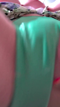 Enormes tetas sentadas en la cara