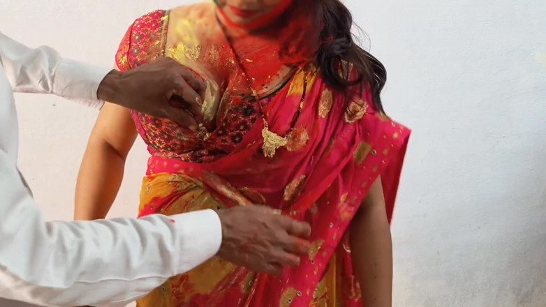 Happyhome: Une femme trompe son mari, joue avec holi et se...