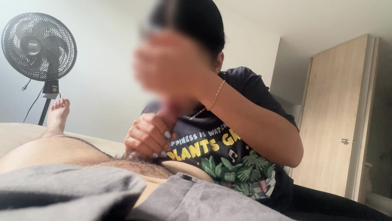 Time traveler: Симпатичная миниатюрная горничная дрочит боссу, а затем трахает ее господина, часть 1