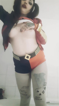 Yourfavecumslut: Peeing in Harley Quinn Cosplay!