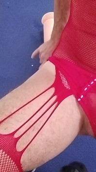 Travestit în lenjerie roșie călărește un vibrator imens și ejaculează