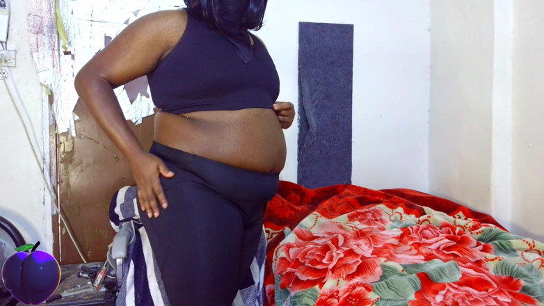 Shen hunk: Cewek super semok ini lagi asik ngocok kontolku pakai dildo...